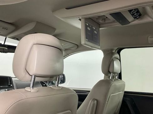 Used 2016 Chrysler Town & Country Touring FWD image 14