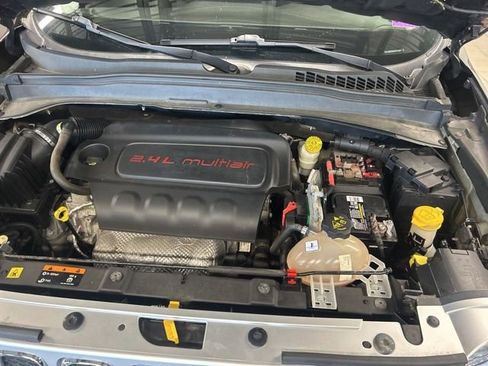 Used 2016 Jeep Renegade Limited image 8