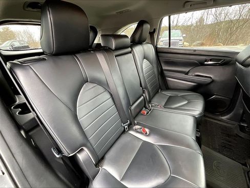 Used 2021 Toyota Highlander XLE AWD/4WD image 15