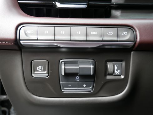 Used 2023 Cadillac Escalade ESV Premium Luxury Platinum w/ Heavy-Duty Trailer Package AWD/4WD image 8