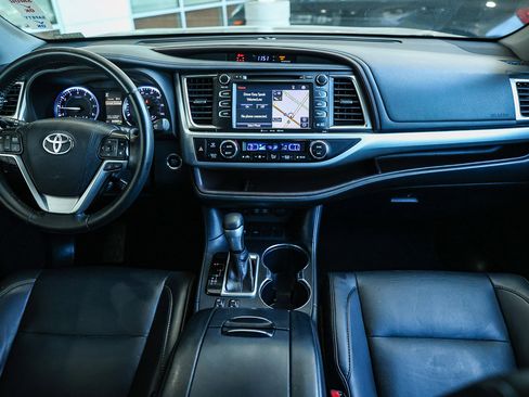 Used 2019 Toyota Highlander XLE image 3