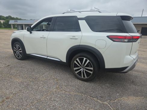 Used 2023 Nissan Pathfinder Platinum w/ Cargo Package FWD image 5
