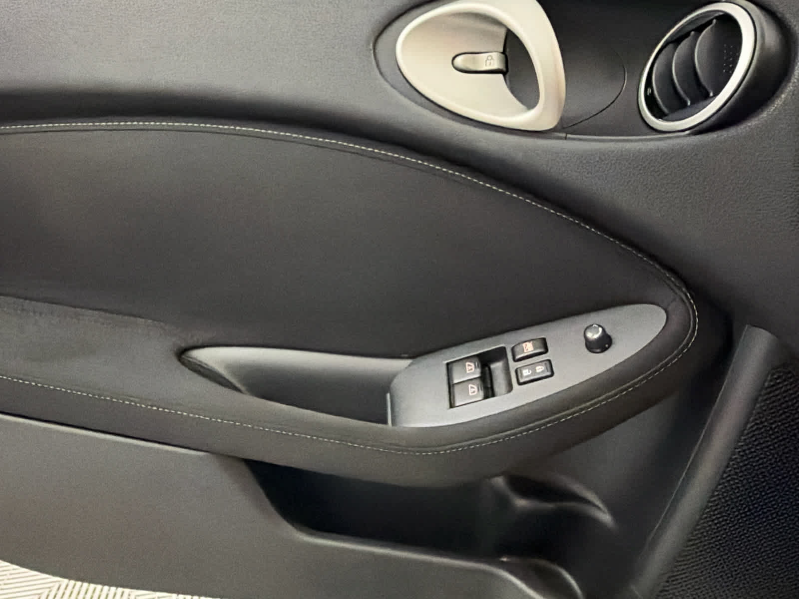 Used 2014 Nissan 370Z Coupe RWD image 22