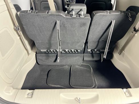 Used 2023 Chrysler Pacifica Touring-L w/ Uconnect Theater Family Group image 27