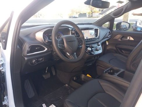 New 2026 Chrysler Pacifica Select image 33