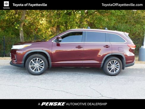 Used 2018 Toyota Highlander XLE AWD/4WD image 2