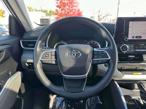 Used 2024 Toyota Highlander XLE image 14
