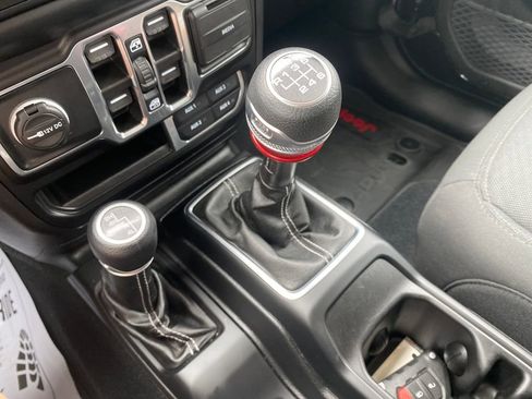 Used 2022 Jeep Wrangler Unlimited Sahara w/ Cold Weather Group AWD/4WD image 15