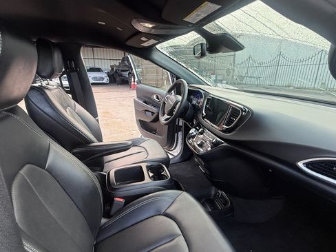 Used 2025 Chrysler Pacifica Select FWD image 15
