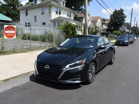 Used 2025 Nissan Altima 2.5 SV FWD image 3