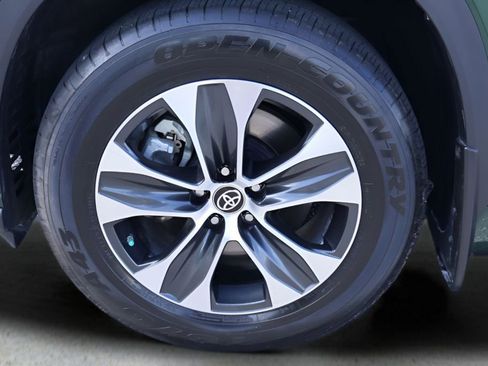 Certified 2025 Toyota Highlander XLE image 10