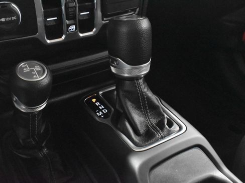 Used 2025 Jeep Wrangler Sahara image 20