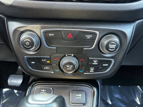 Used 2019 Jeep Compass Latitude FWD image 28