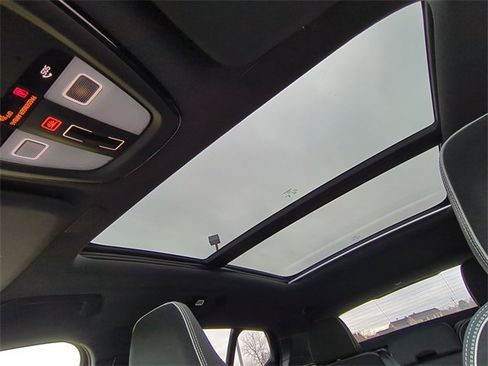 Used 2025 Volvo XC40 B5 Plus image 10