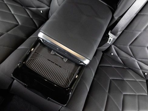 Used 2025 BMW i7 xDrive60 image 30