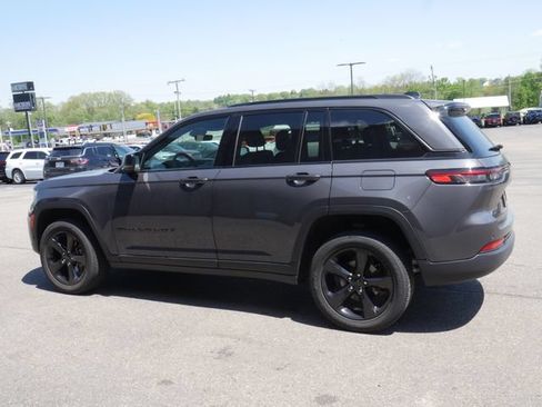 Used 2025 Jeep Grand Cherokee Altitude AWD/4WD image 9