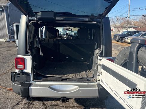 Used 2018 Jeep Wrangler Unlimited Sahara image 25