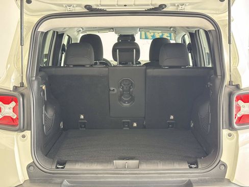 Used 2018 Jeep Renegade Latitude w/ UConnect 8.4 Nav Group FWD image 26
