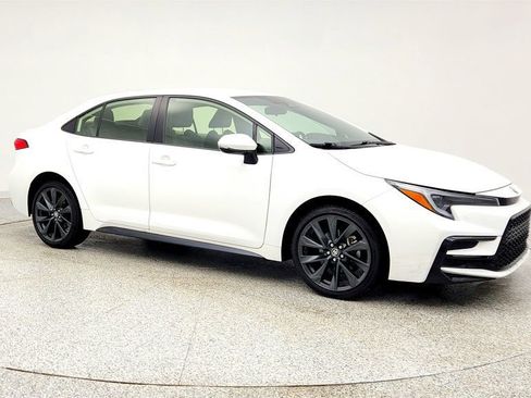 Used 2023 Toyota Corolla SE image 3