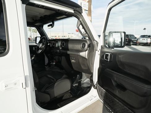 Used 2023 Jeep Wrangler Unlimited Sahara image 13