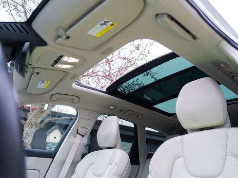 Used 2022 Volvo XC60 B5 Momentum image 40