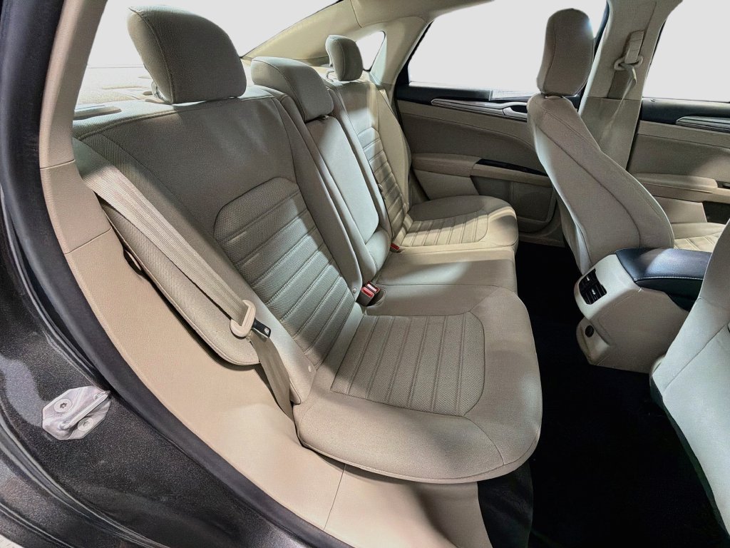Used 2020 Ford Fusion SE FWD image 27