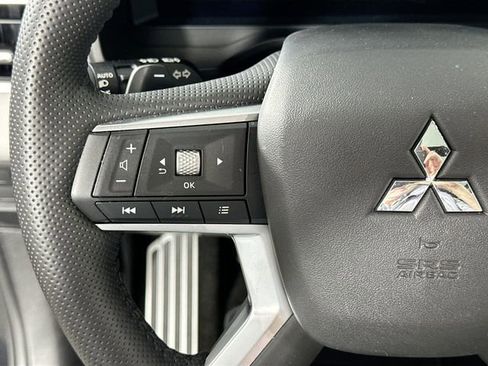 Used 2025 Mitsubishi Outlander AWD image 23