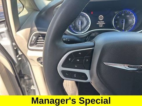 Used 2024 Chrysler Pacifica Touring-L FWD image 17