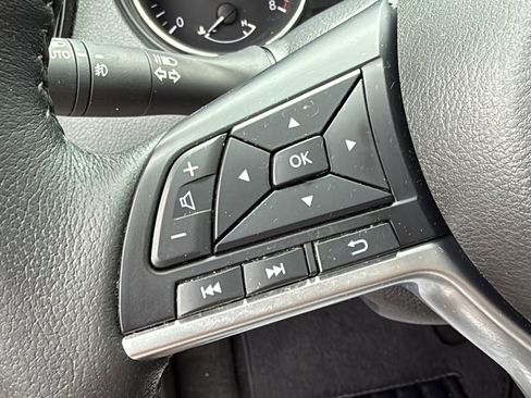 Used 2019 Nissan Rogue SL w/ Premium Package image 10