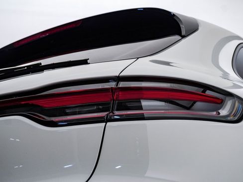 Certified 2025 Porsche Macan image 12