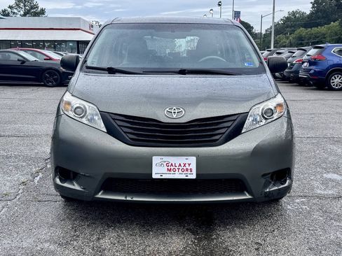 Used 2011 Toyota Sienna w/ Towing Pkg FWD image 3