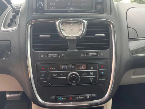 Used 2014 Chrysler Town & Country Touring FWD image 13
