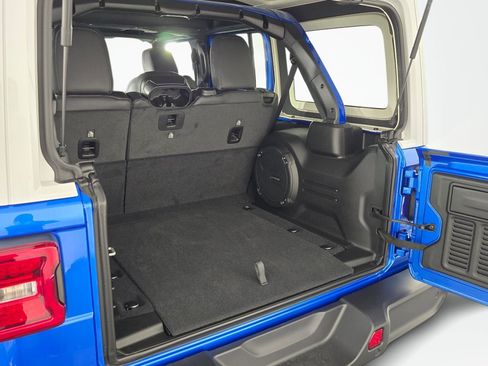 New 2026 Jeep Wrangler Unlimited Sahara w/ Whitecap Package AWD/4WD image 16