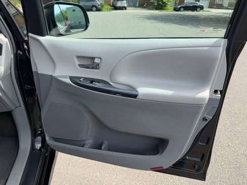 Used 2012 Toyota Sienna SE FWD image 26