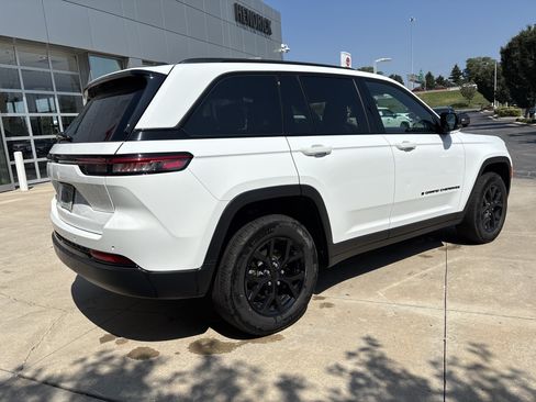 Used 2025 Jeep Grand Cherokee Altitude AWD/4WD image 5