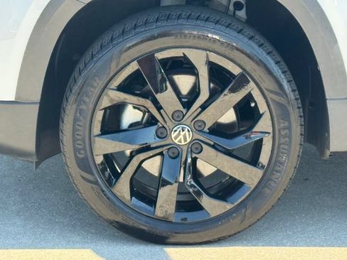 Used 2022 Volkswagen Taos SE FWD image 5