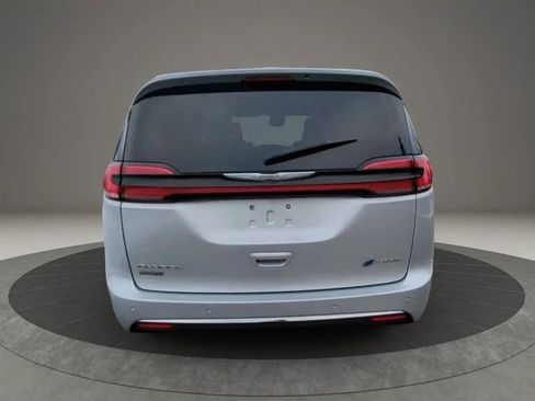 Used 2023 Chrysler Pacifica Touring-L FWD image 4
