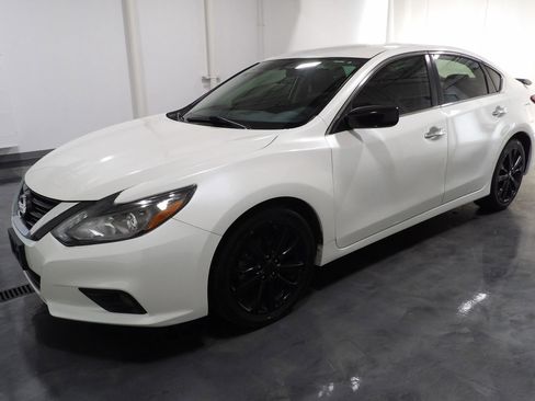 Used 2017 Nissan Altima 2.5 SR w/ Midnight Edition Package image 3
