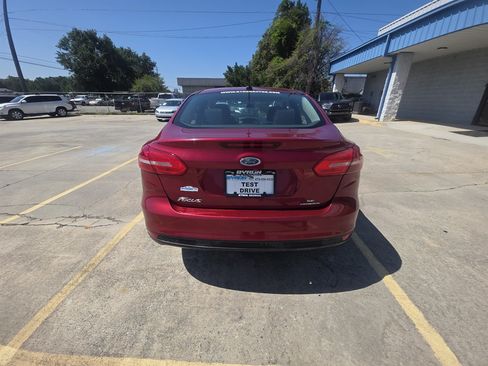 Used 2015 Ford Focus SE FWD image 3