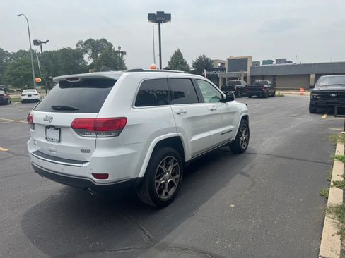 Used 2018 Jeep Grand Cherokee Limited AWD/4WD image 4