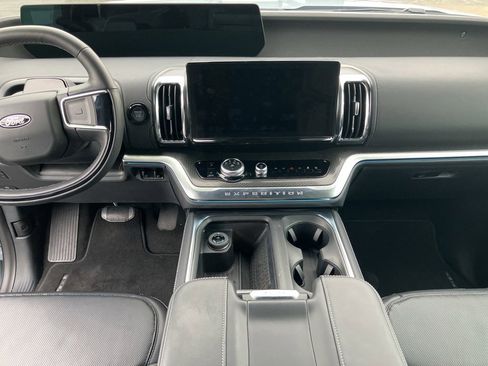 Used 2025 Ford Expedition Max Platinum w/ Stealth Performance Package image 32