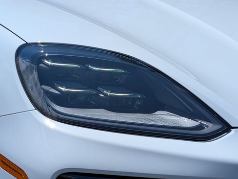 Certified 2025 Porsche Cayenne Coupe AWD/4WD image 28