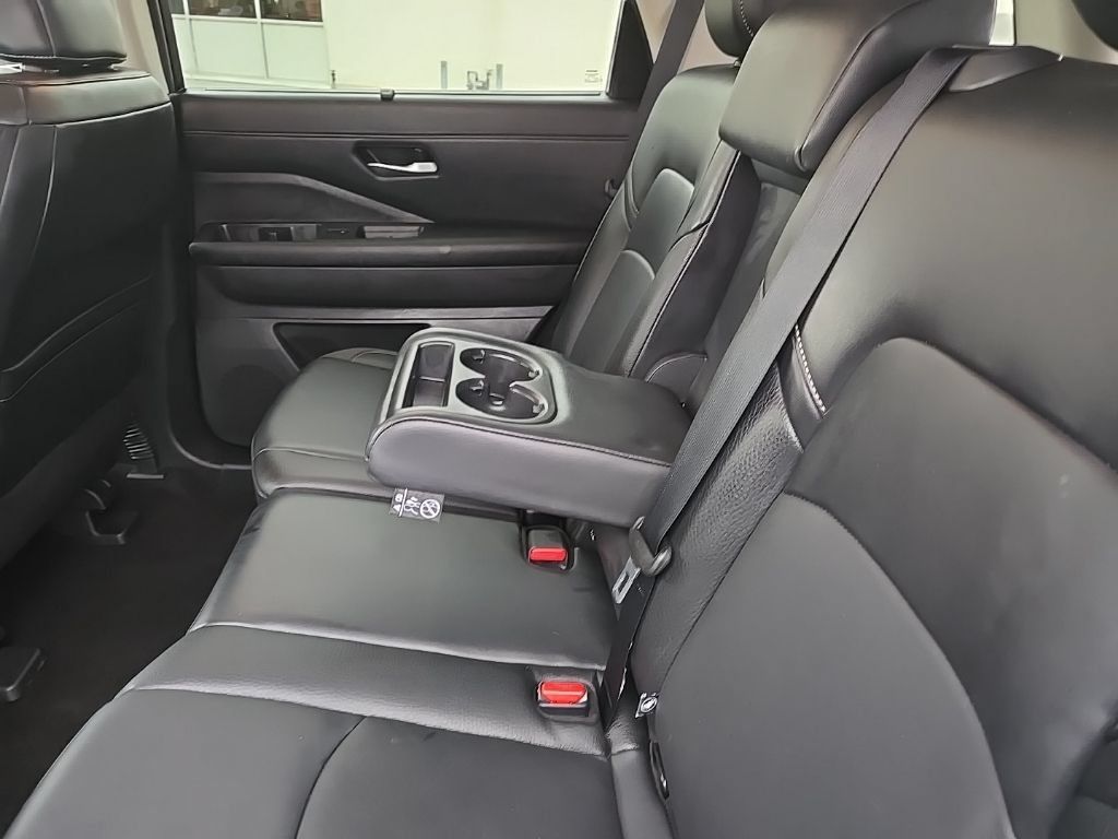 Used 2025 Nissan Pathfinder SL AWD/4WD image 24