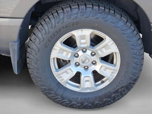 Used 2017 Nissan Titan SV image 14