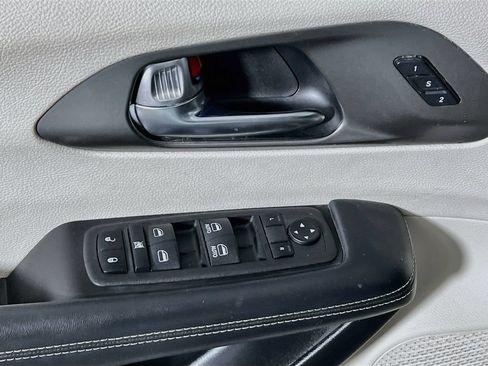 Used 2023 Chrysler Pacifica Touring-L FWD image 16