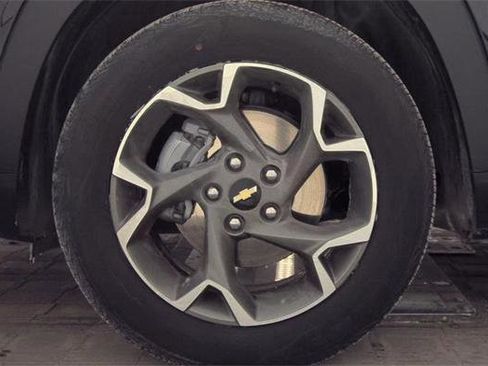 Used 2025 Chevrolet Trax LT w/ LT Convenience Package image 9