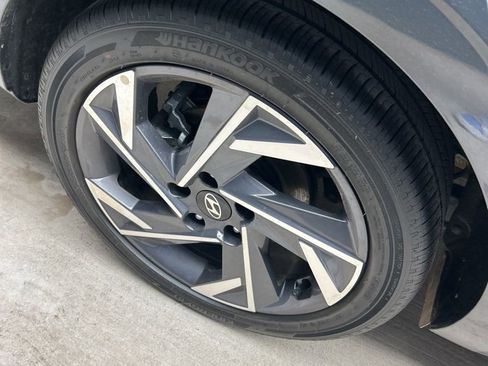 Certified 2025 Hyundai Elantra Limited FWD image 17
