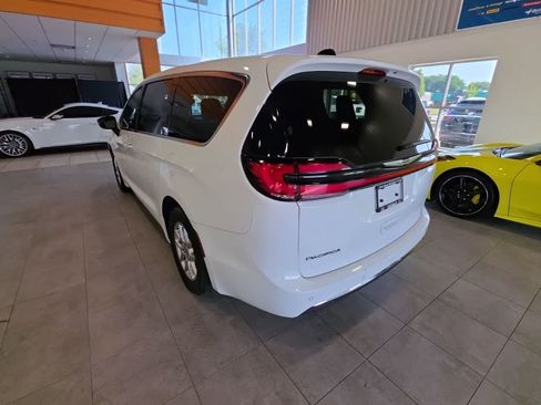 Used 2024 Chrysler Pacifica Touring-L FWD image 11
