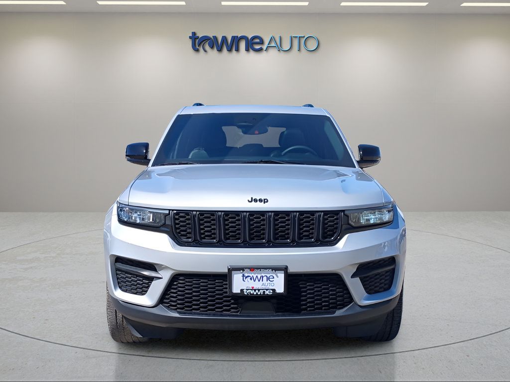 Used 2023 Jeep Grand Cherokee Altitude AWD/4WD image 8