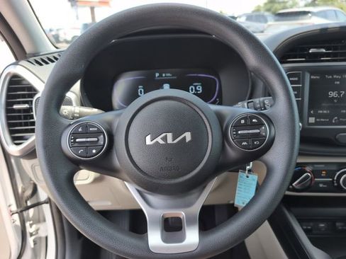 Used 2025 Kia Soul LX w/ LX Technology Package FWD image 23